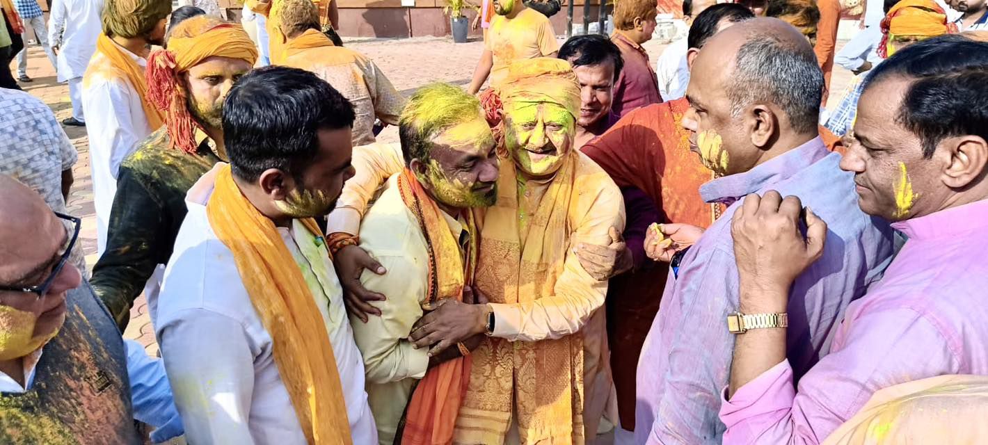 -होली के पावन अवसर पर छाजन स्थित अपने आवास पर सामाजिक एवं राजनीतिक कार्यों में सक्रिय नेता सचिन राम 