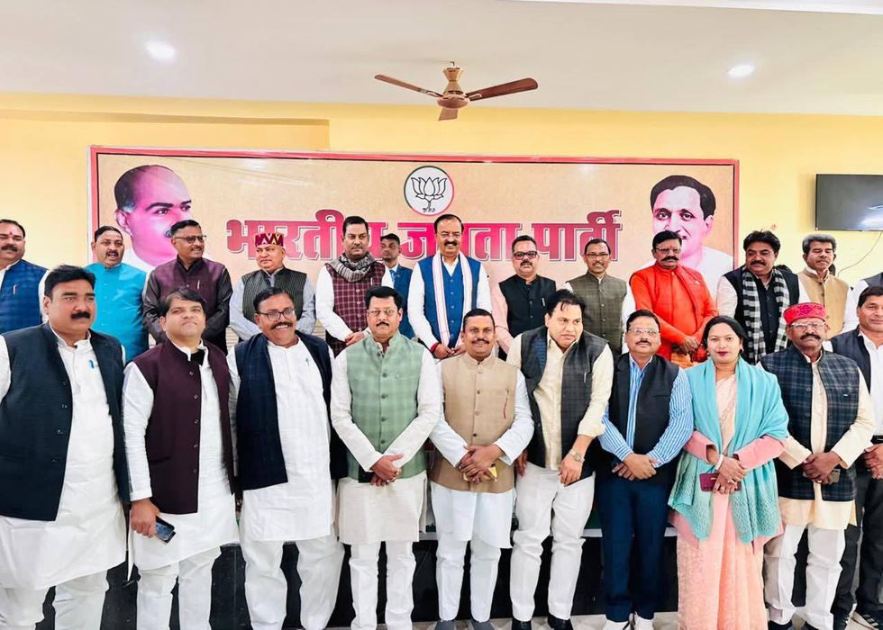 -भाजपा कार्यालय पर आयोजित मतदाता विशेष गहन पुनरीक्षण (SIR) अभियान की समीक्षा बैठक में वरिष्ठ भाजपा न