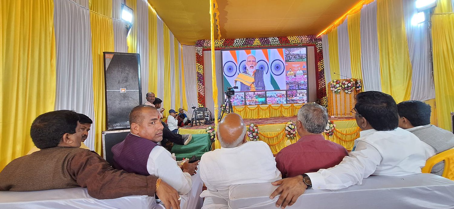 -विकास की पटरी पर भारत की विजयगाथा...   चंदौली के जनसेवक सूर्यमुनि तिवारी जी ने बताया कि माननीय प्रध
