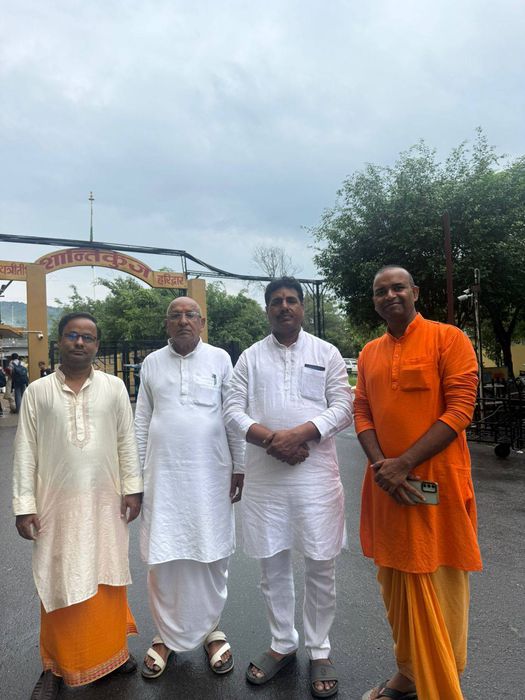 -पूर्व विधानसभा प्रत्याशी सकलडीहा के राजनेता सूर्यमुनि तिवारी जी ने बताया कि आज हरिद्वार स्थित शांति