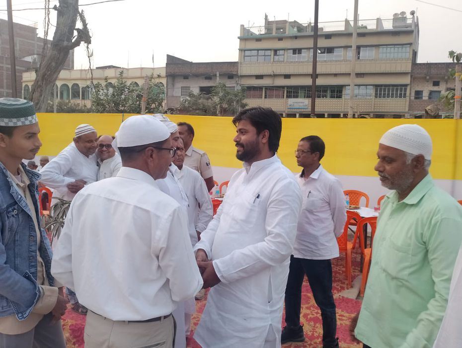 -पालीगंज में नौजवान कमिटी द्वारा आयोजित दावत-ए-इफ्तार कार्यक्रम में पालीगंज के विधायक संदीप सौरव शाम