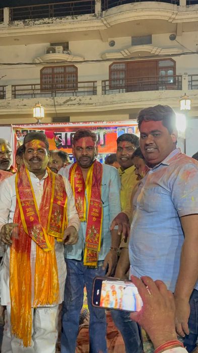 -जनपद चन्दौली मुख्यालय स्थित चन्दौली रेस्टोरेंट में ब्राह्मण समाज द्वारा आयोजित होली मिलन समारोह में