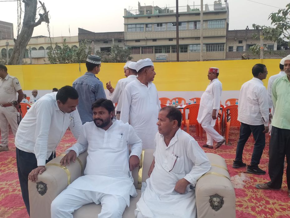 -पालीगंज में नौजवान कमिटी द्वारा आयोजित दावत-ए-इफ्तार कार्यक्रम में पालीगंज के विधायक संदीप सौरव शाम