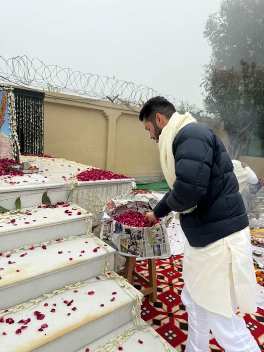 -बागपत से युवा भाजपा नेता अक्षय चौधरी ने बताया कि आज पूजनीय मम्मी जी की पंचम पुण्यतिथि है उन्हें साद