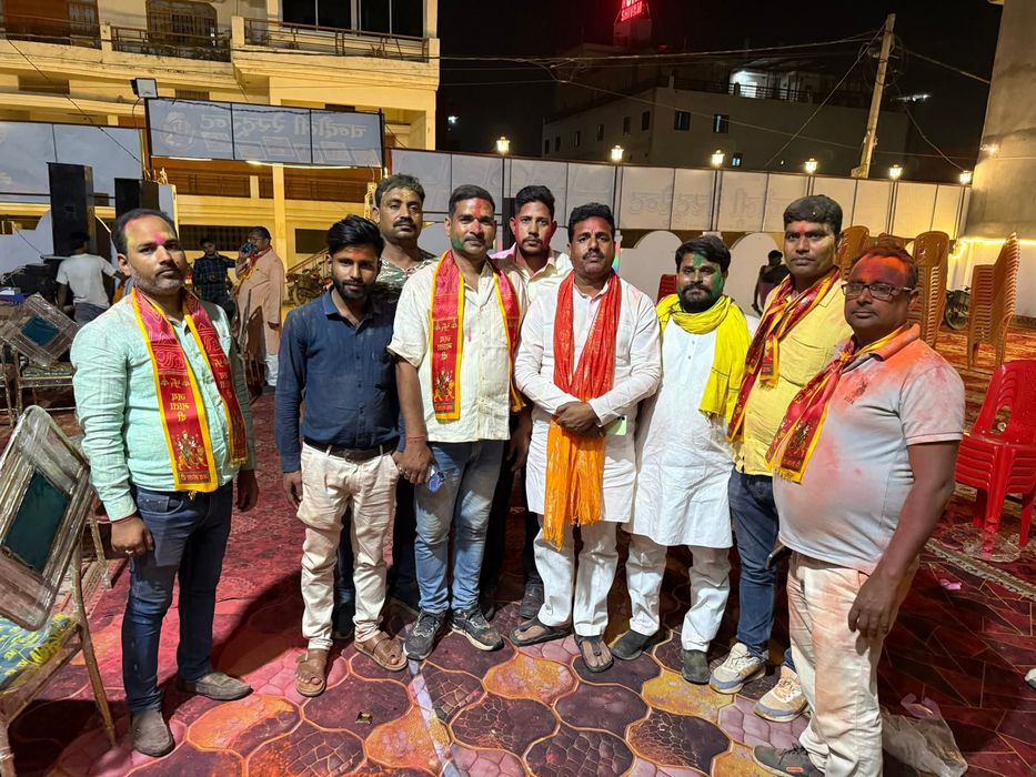 -जनपद चन्दौली मुख्यालय स्थित चन्दौली रेस्टोरेंट में ब्राह्मण समाज द्वारा आयोजित होली मिलन समारोह में