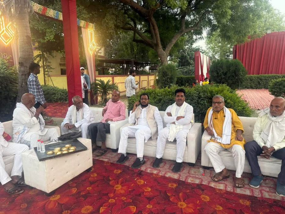 -जनपद चंदौली में आयोजित विभिन्न मांगलिक कार्यक्रमों में सूर्य मुनि तिवारी शामिल हुए और नवविवाहित जोड