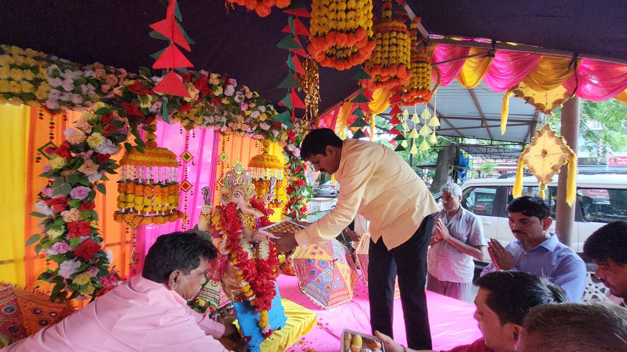 -गणपति बप्पा मोरयाश्री बाला जी शक्ति पीठ भूतनाथ इंदिरानगर लखनऊ में आज गणपति पधारे जिसमे माननीय दिलीप