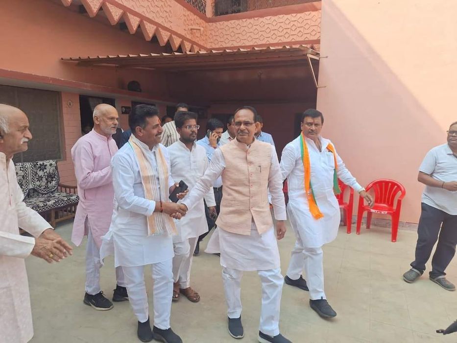 -चंदौली, उत्तर प्रदेश के जनसेवक सूर्यमुनि तिवारी जी ने ओजस्वी वक्ता एवं कर्मठ व्यक्तित्व के धनी, भाज