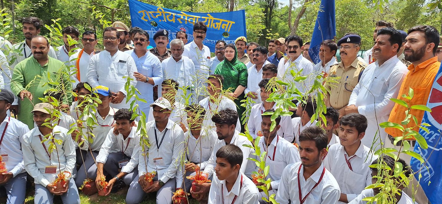 -उत्तर प्रदेश भाजपा सरकार के द्वारा पेड़ लगाओ पेड़ बचाओ जन अभियान 2024 के अंतर्गत बीते दिवस चंदौली क