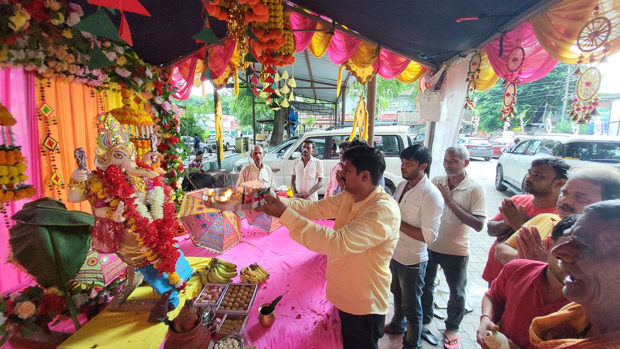 -गणपति बप्पा मोरयाश्री बाला जी शक्ति पीठ भूतनाथ इंदिरानगर लखनऊ में आज गणपति पधारे जिसमे माननीय दिलीप