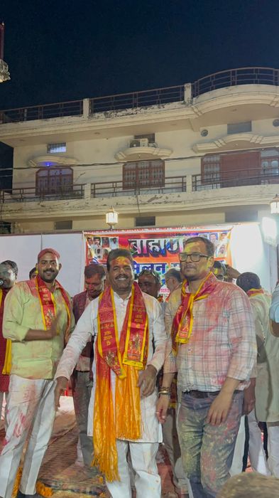 -जनपद चन्दौली मुख्यालय स्थित चन्दौली रेस्टोरेंट में ब्राह्मण समाज द्वारा आयोजित होली मिलन समारोह में