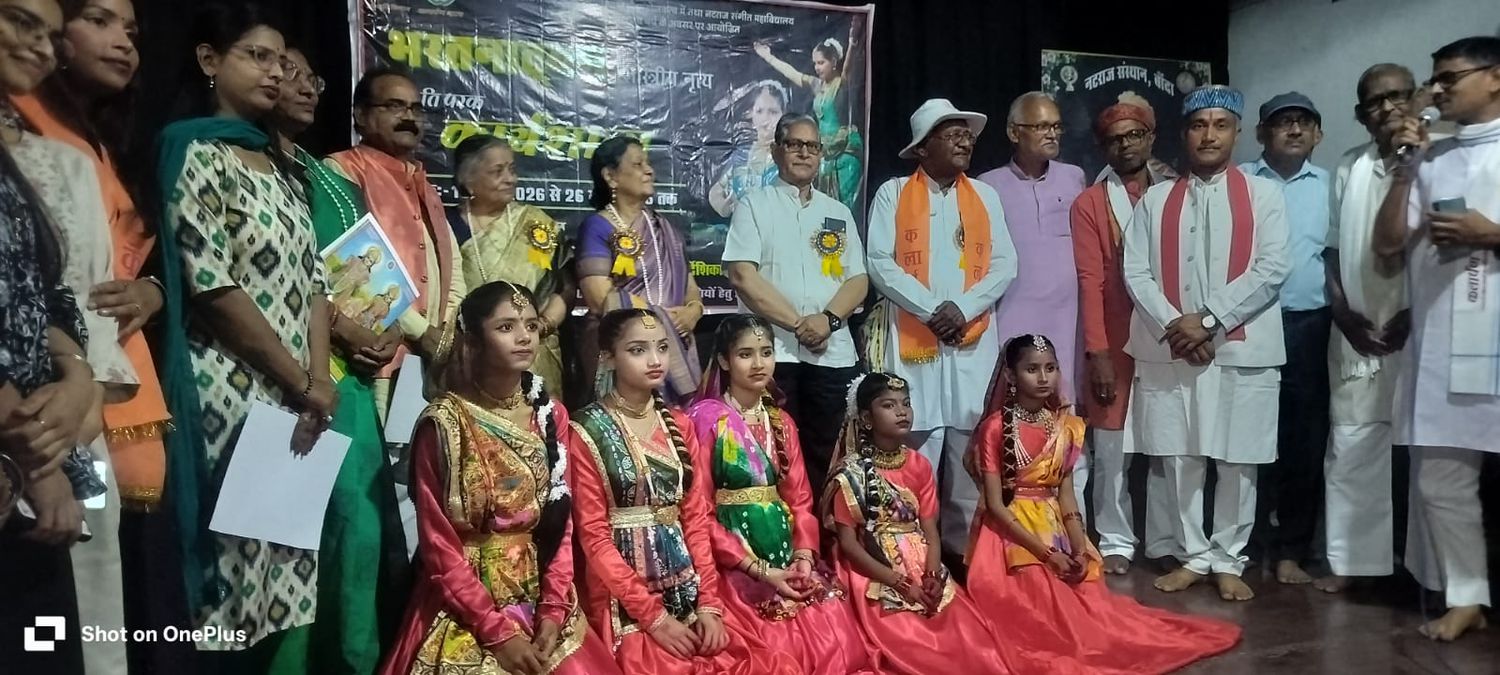 -बांदा जिले में आयोजित एक भव्य सांस्कृतिक कार्यक्रम के दौरान समाजसेवी श्री गुलाब चंद्र कुशवाहा को उन