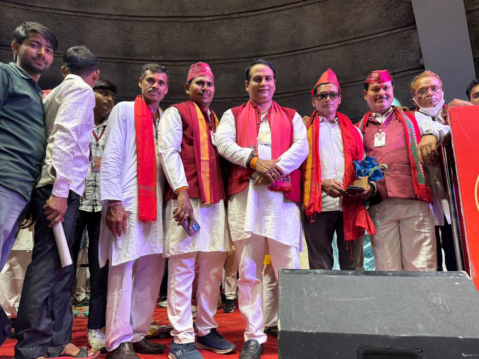 -बीते दिवस नई दिल्ली के तालकटोरा स्टेडियम में मंगलवार को निषाद पार्टी का राष्ट्रीय अधिवेशन और 10वां