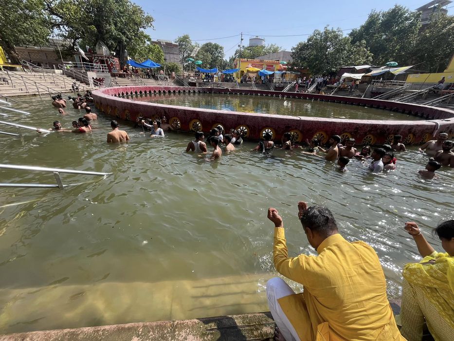 -लखनऊ में बड़े मंगल पर हनुमान जी की विशेष पूजा अर्चना और भंडारा करने की प्राचीन परंपरा है। वहीं पुरा