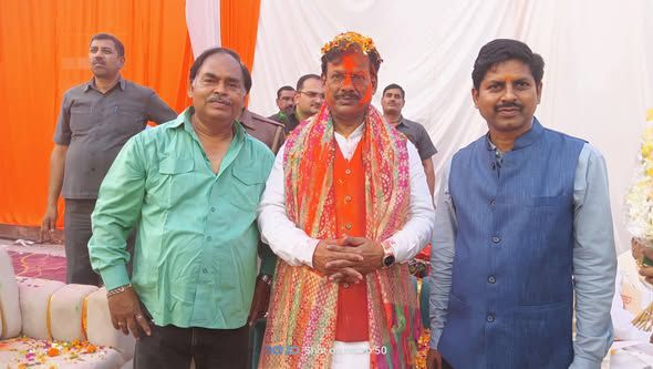 -लखनऊ पूर्व विधानसभा के लोकप्रिय विधायक श्री ओपी श्रीवास्तव द्वारा आयोजित होली मिलन समारोह में हाईको