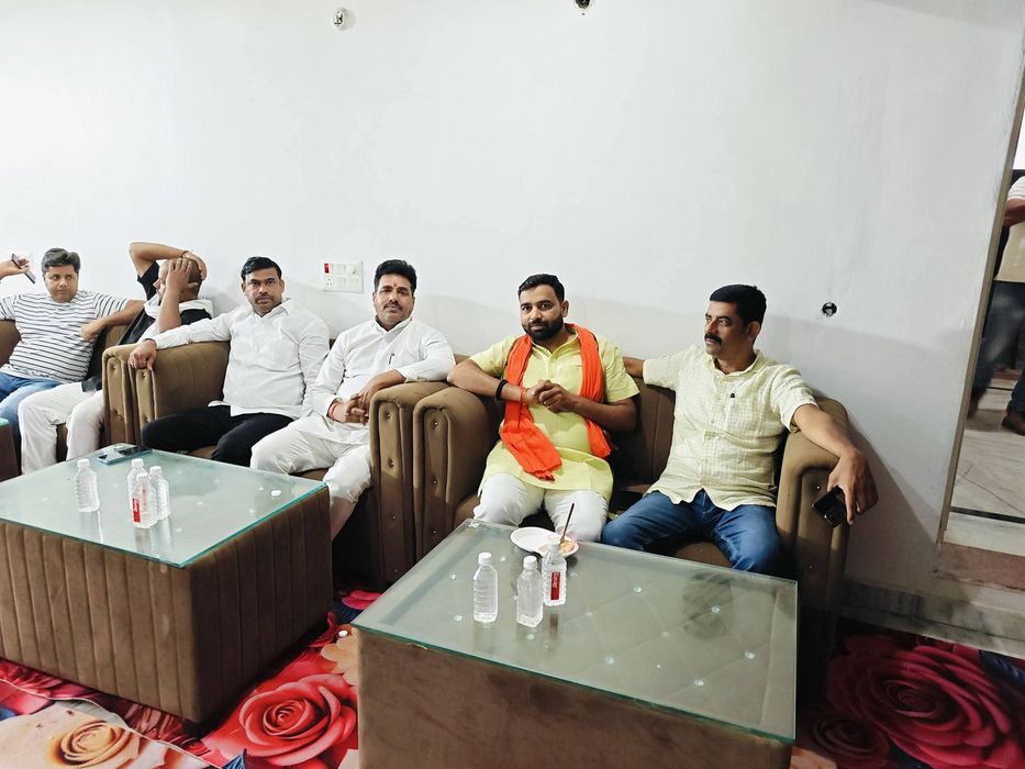 -विधानसभा सकलडीहा के ग्राम सभा पपौरा में आयोजित भंडारा कार्यक्रम में भाजपा नेता सूर्य मुनि तिवारी शा