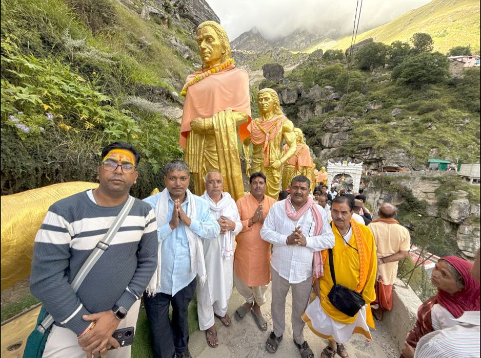 -पूर्व विधानसभा प्रत्याशी सकलडीहा के राजनेता सूर्यमुनि तिवारी जी ने बताया कि हिंदुस्तान के प्रथम गां