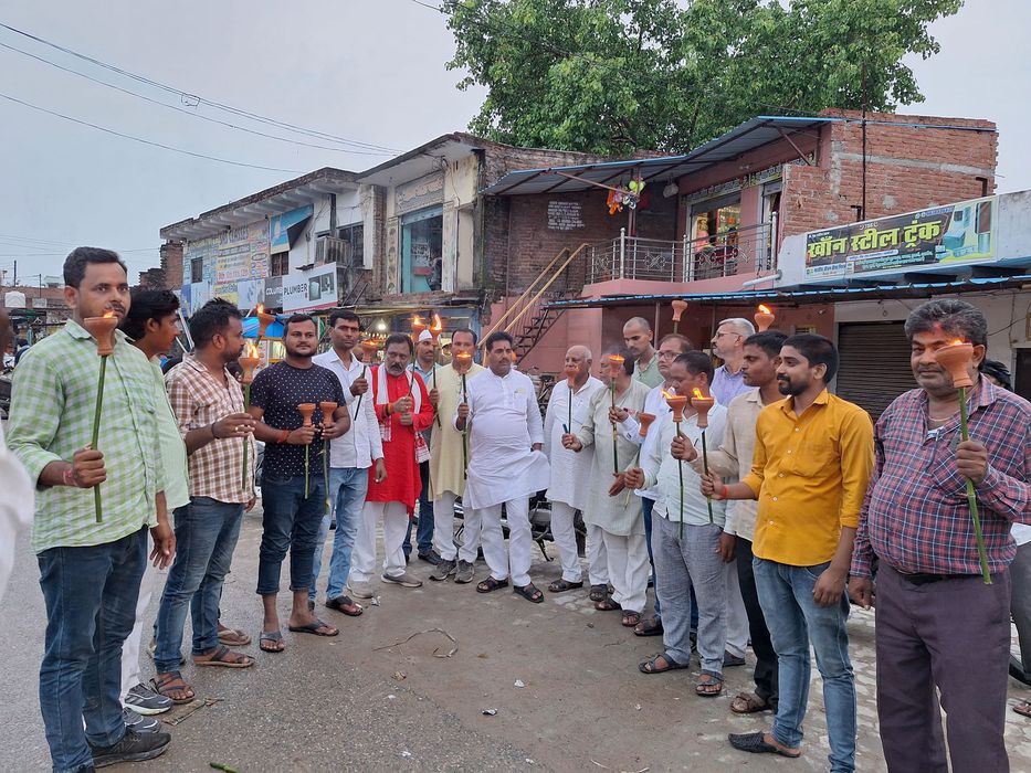 -कारगिल युद्ध विजय दिवस के अवसर पर विगत दिवस देर शाम भाजपा युवा मोर्चा द्वारा चंदौली के सकलडीहा कस्ब