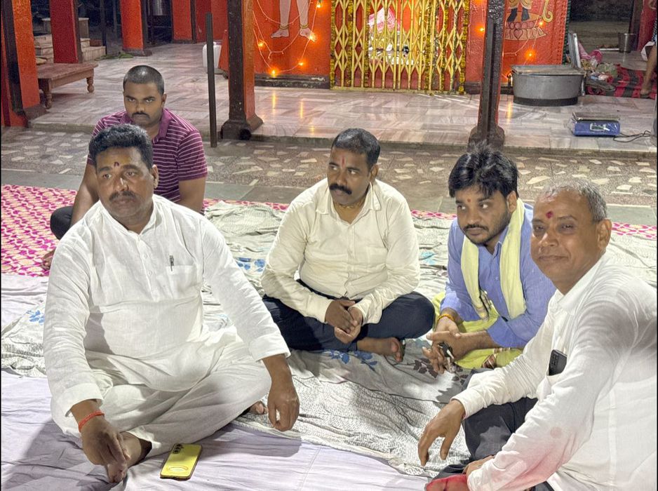 -पूर्व विधानसभा प्रत्याशी सकलडीहा के राजनेता सूर्यमुनि तिवारी जी ने बताया कि आज अपने पावन पैतृक ग्रा
