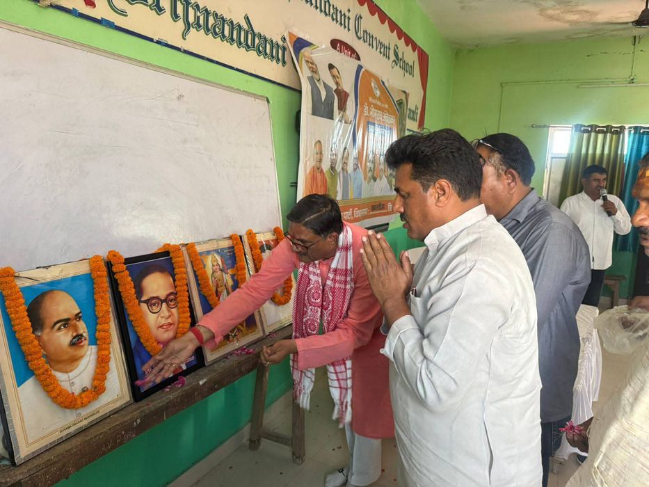 -आज विधानसभा सकलडीहा क्षेत्र के बृजनंदनी कॉन्वेंट स्कूल में भारत रत्न डॉ. बाबासाहेब आंबेडकर की जयंती