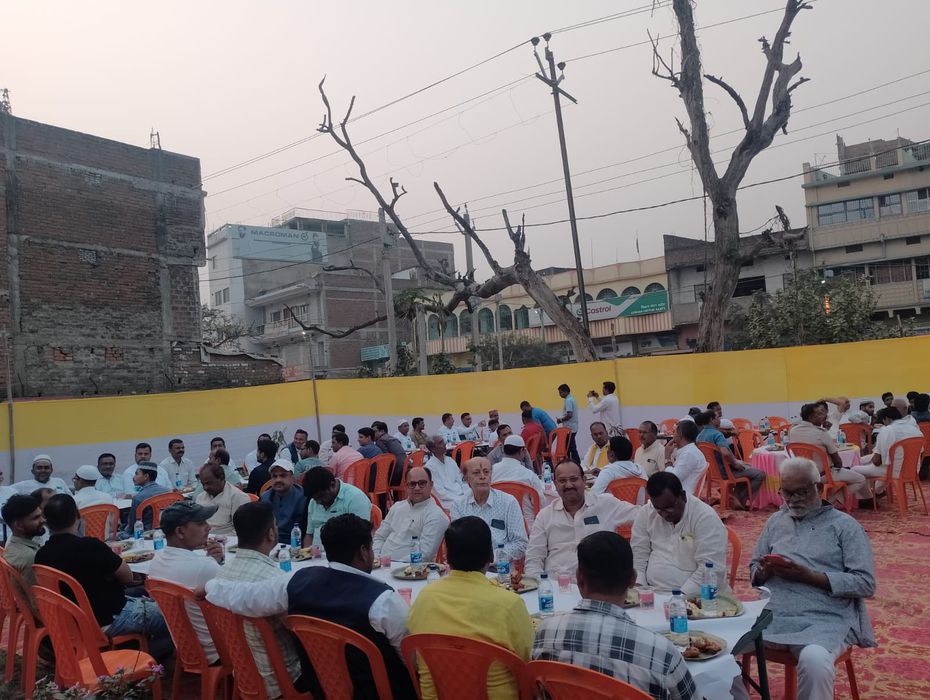 -पालीगंज में नौजवान कमिटी द्वारा आयोजित दावत-ए-इफ्तार कार्यक्रम में पालीगंज के विधायक संदीप सौरव शाम