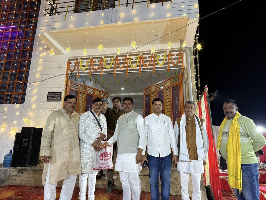 -सूर्यमुनि तिवारी आज रमना, वाराणसी में अपने पैतृक ग्राम बबुरी निवासी बड़े भाई श्री विनोद तिवारी (उत्