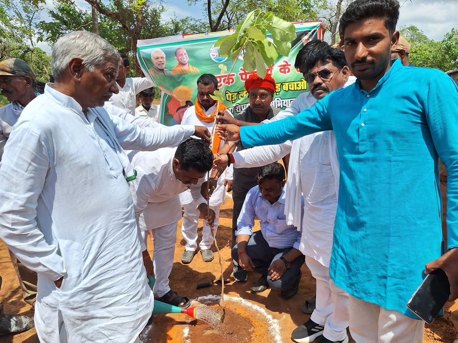 -उत्तर प्रदेश भाजपा सरकार के द्वारा पेड़ लगाओ पेड़ बचाओ जन अभियान 2024 के अंतर्गत बीते दिवस चंदौली क