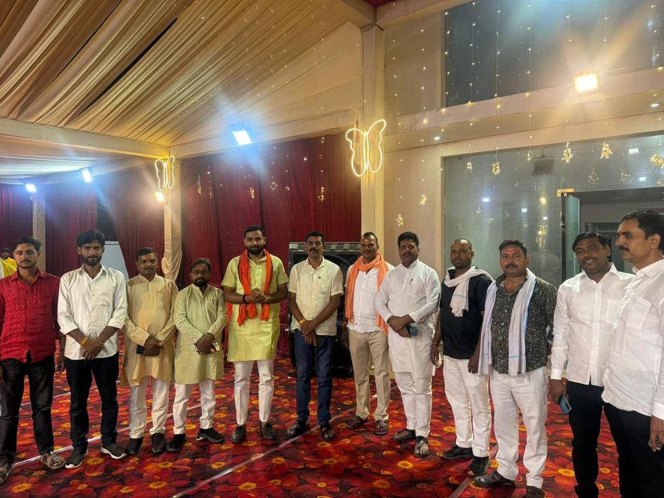 -विधानसभा सकलडीहा के ग्राम सभा पपौरा में आयोजित भंडारा कार्यक्रम में भाजपा नेता सूर्य मुनि तिवारी शा