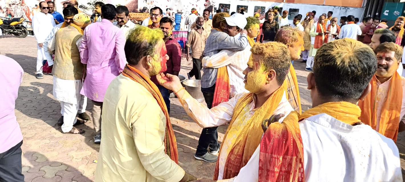 -होली के पावन अवसर पर छाजन स्थित अपने आवास पर सामाजिक एवं राजनीतिक कार्यों में सक्रिय नेता सचिन राम 