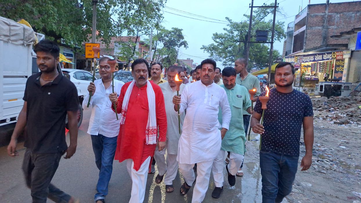 -कारगिल युद्ध विजय दिवस के अवसर पर विगत दिवस देर शाम भाजपा युवा मोर्चा द्वारा चंदौली के सकलडीहा कस्ब