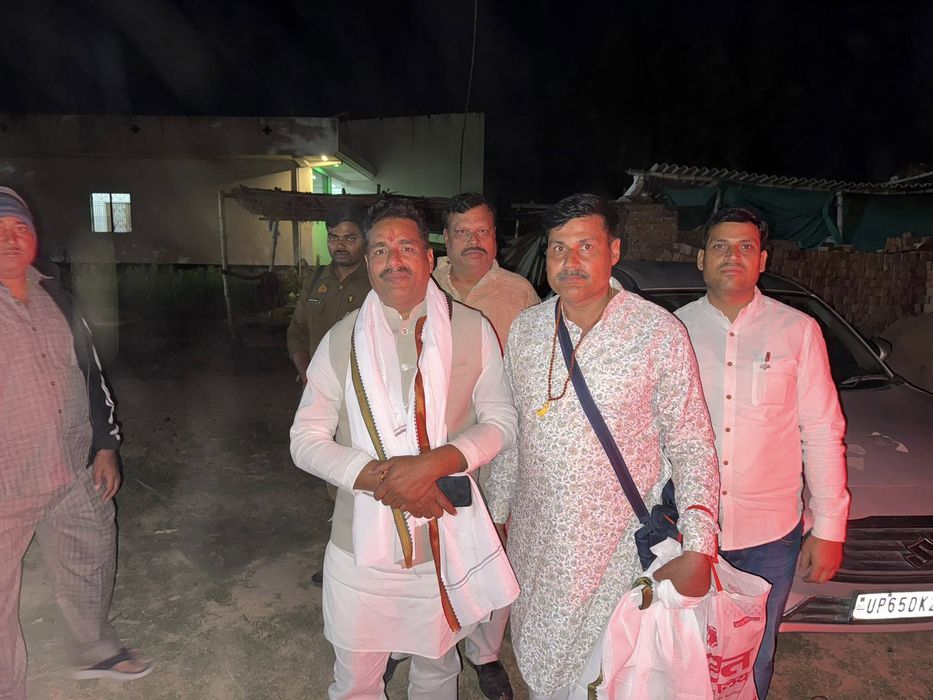 -सूर्यमुनि तिवारी आज रमना, वाराणसी में अपने पैतृक ग्राम बबुरी निवासी बड़े भाई श्री विनोद तिवारी (उत्