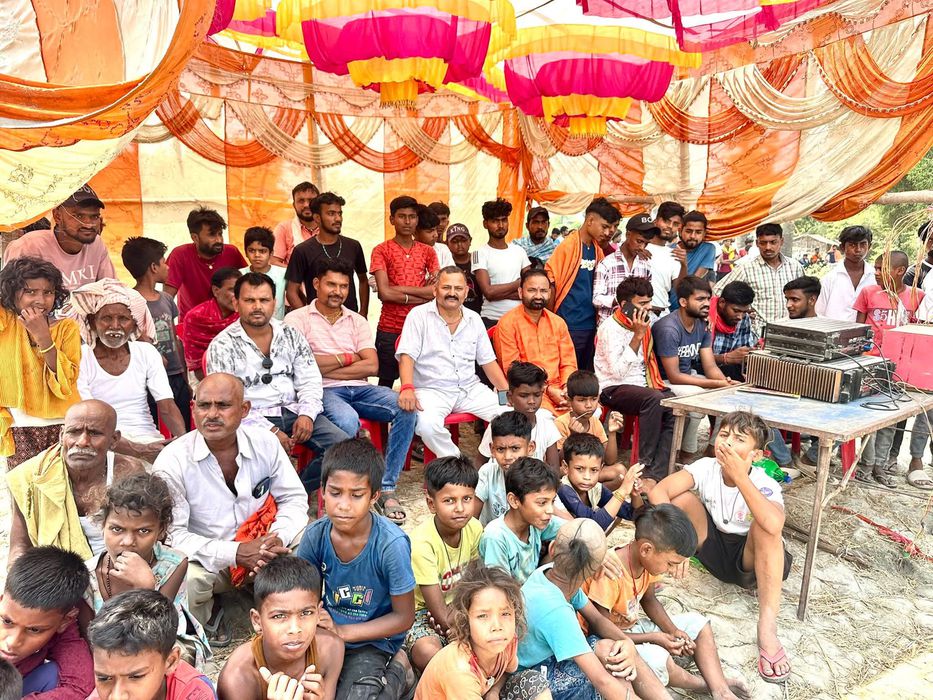 -आज छाजन खड़ियार में पारू और समस्तीपुर की टीमों के बीच आयोजित क्रिकेट मैच का शुभारंभ उत्साहपूर्ण माह