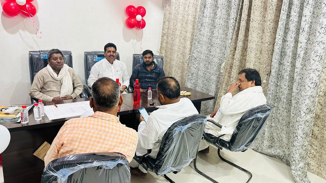 -हाल ही में रविवार को चंदौली जिले में स्थित रेमा मोड़, गोधना के निकट व्यापारिक सहयोगी मनोज चौहान के 