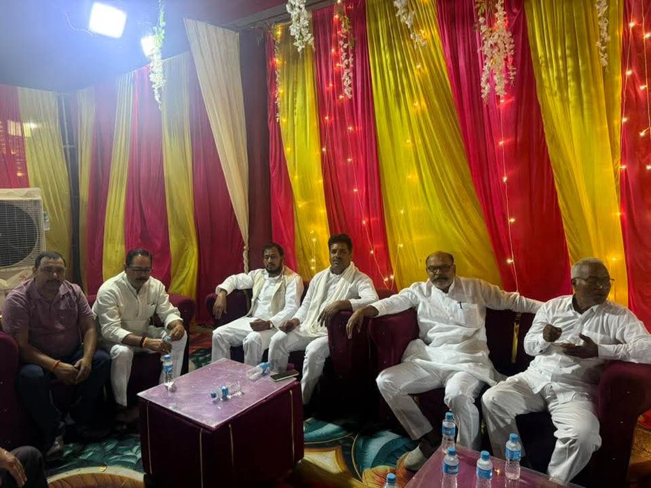 -जनपद चंदौली में आयोजित विभिन्न मांगलिक कार्यक्रमों में सूर्य मुनि तिवारी शामिल हुए और नवविवाहित जोड