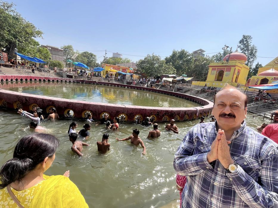 -लखनऊ में बड़े मंगल पर हनुमान जी की विशेष पूजा अर्चना और भंडारा करने की प्राचीन परंपरा है। वहीं पुरा