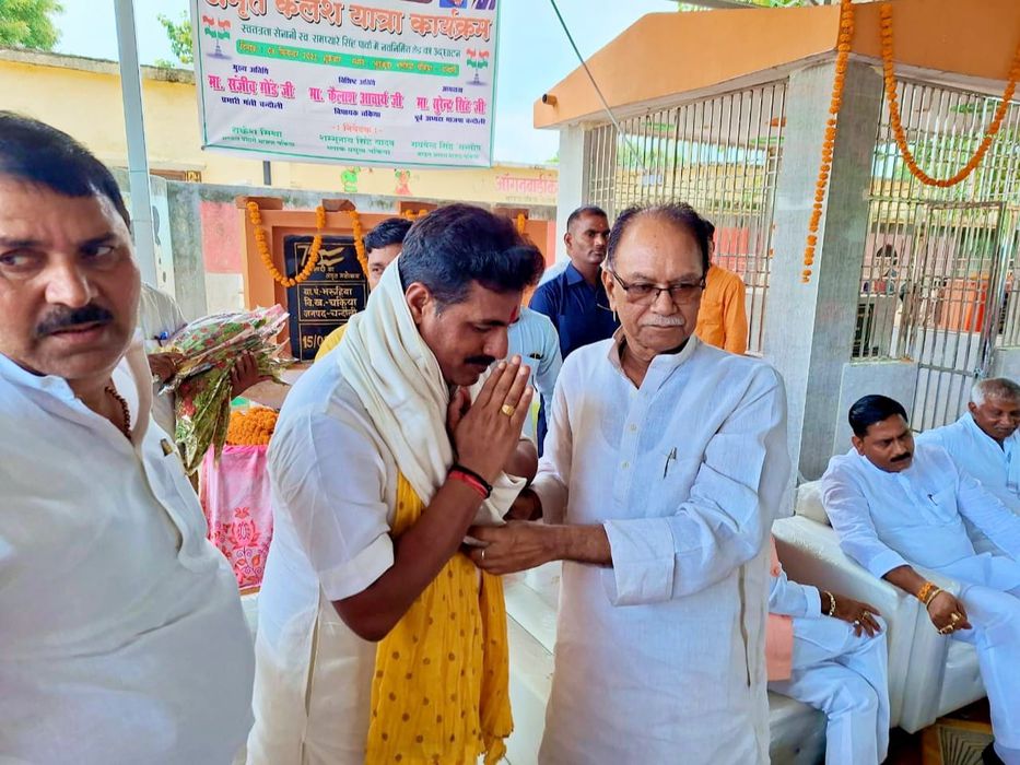 -चंदौली से प्रमुख भाजपा नेता श्री सूर्यमुनि तिवारी जी ने बताया कि 383 विधानसभा चकिया, ग्राम - भुड़कु