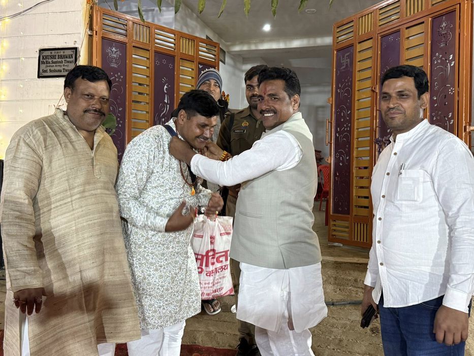 -सूर्यमुनि तिवारी आज रमना, वाराणसी में अपने पैतृक ग्राम बबुरी निवासी बड़े भाई श्री विनोद तिवारी (उत्