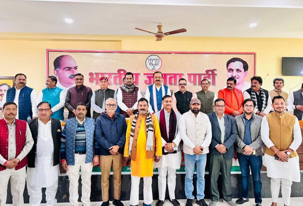 -भाजपा कार्यालय पर आयोजित मतदाता विशेष गहन पुनरीक्षण (SIR) अभियान की समीक्षा बैठक में वरिष्ठ भाजपा न