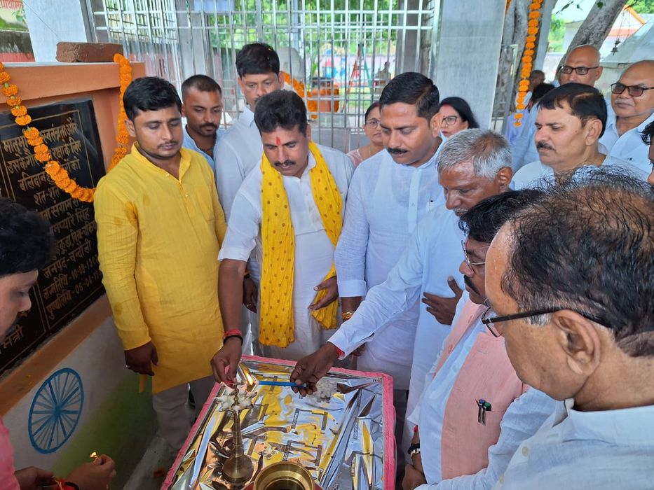 -चंदौली से प्रमुख भाजपा नेता श्री सूर्यमुनि तिवारी जी ने बताया कि 383 विधानसभा चकिया, ग्राम - भुड़कु