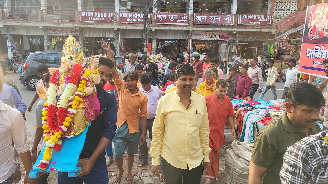 -गणपति बप्पा मोरयाश्री बाला जी शक्ति पीठ भूतनाथ इंदिरानगर लखनऊ में आज गणपति पधारे जिसमे माननीय दिलीप