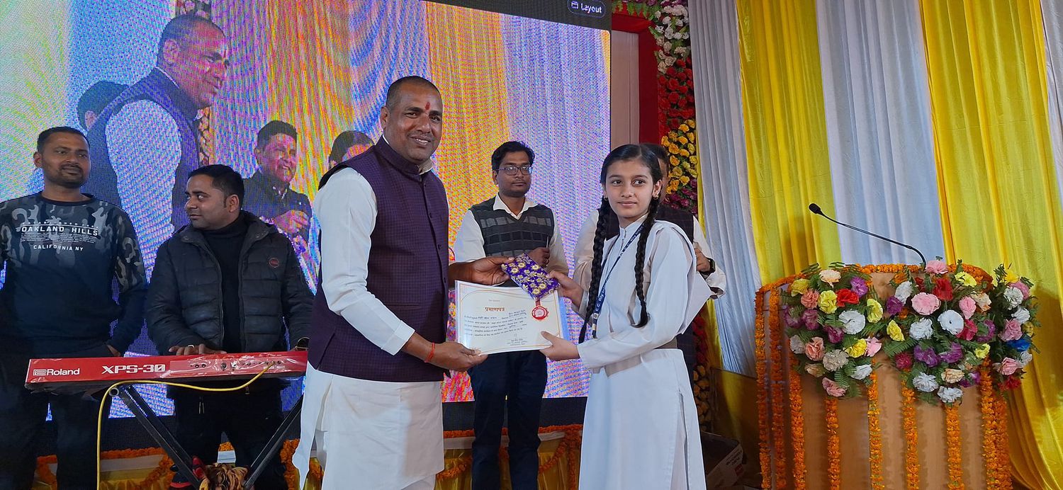 -विकास की पटरी पर भारत की विजयगाथा...   चंदौली के जनसेवक सूर्यमुनि तिवारी जी ने बताया कि माननीय प्रध