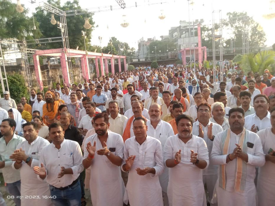 -“देवरिया के पीड़ित को, न्याय दिलाना बाक़ी है  संघर्ष हमारा जारी है, अभी तो यह झांकी है&lt;/