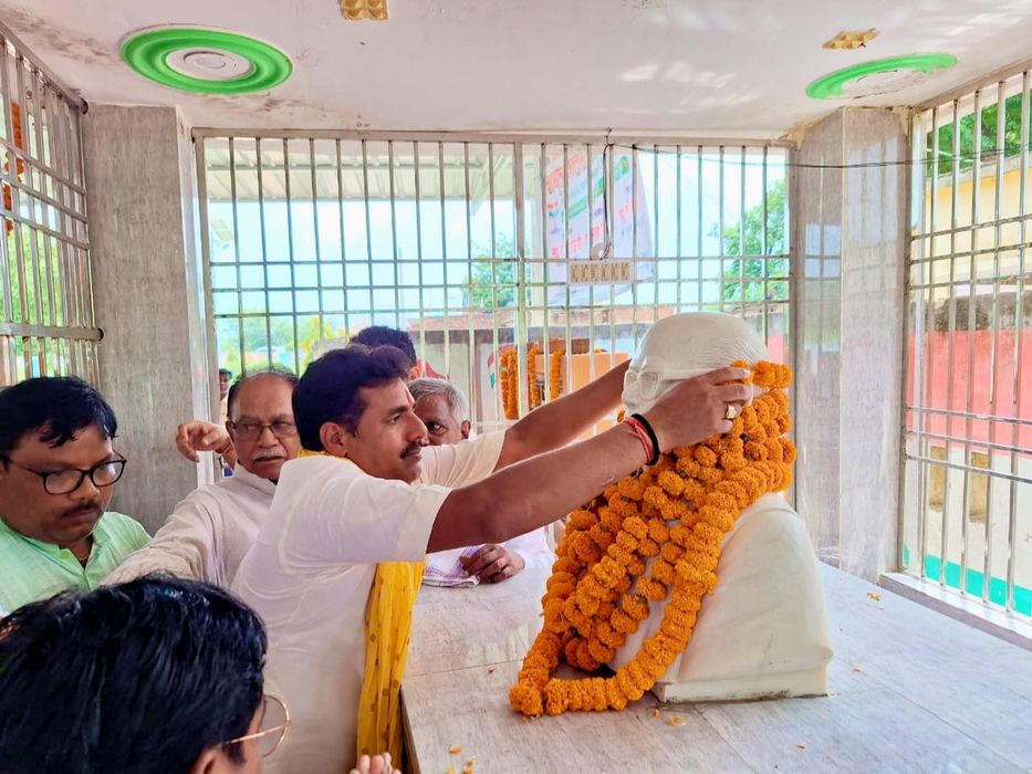-चंदौली से प्रमुख भाजपा नेता श्री सूर्यमुनि तिवारी जी ने बताया कि 383 विधानसभा चकिया, ग्राम - भुड़कु