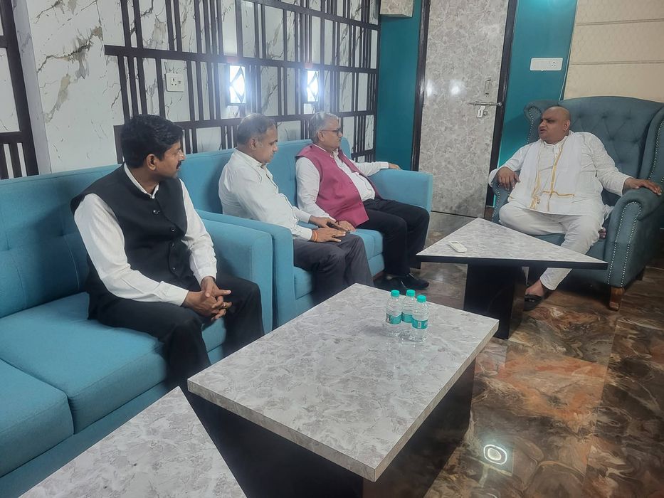 -उत्तर प्रदेश बार काउंसिल के पूर्व अध्यक्ष, भाजपा उत्तर प्रदेश के विधि प्रकोष्ठ संयोजक एवं वरिष्ठ अध