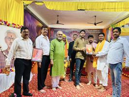 आयोजित श्रीमद भागवत कथा में संयोजक अनुराग पाण्डेय द्वारा सम्मानित किए गए समाजसेवी