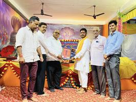आयोजित श्रीमद भागवत कथा में संयोजक अनुराग पाण्डेय द्वारा सम्मानित किए गए समाजसेवी