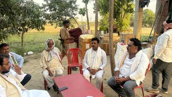 सूर्यमुनि तिवारी- जनपद चंदौली के विभिन्न मांगलिक कार्यक्रमों में शामिल हुए , परिवारों को दी शुभकामनाएं