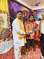 आयोजित श्रीमद भागवत कथा में संयोजक अनुराग पाण्डेय द्वारा सम्मानित किए गए समाजसेवी