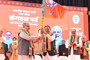 डॉ. राम मनोहर लोहिया विधि विश्वविद्यालय में आयोजित भाजपा प्रदेश अध्यक्ष एवं राष्ट्रीय परिषद सदस्य निर्वाचन समारोह में शामिल हुए प्रदेश मंत्री डी.पी. भारती