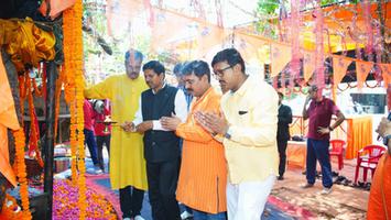 द्वितीय बड़े मंगल पर एडवोकेट वेलफेयर एसोसिएशन द्वारा आयोजित भंडारे में दिलीप श्रीवास्तव जी ने वितरित किया प्रसाद
